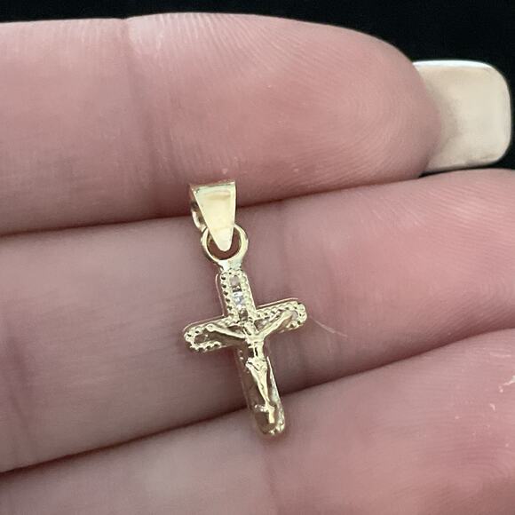 BEAUTIFUL 10k YELLOW GOLD DETAILED CROSS PENDANT BRAND NEW - Item# 51 - Picture 1 of 5
